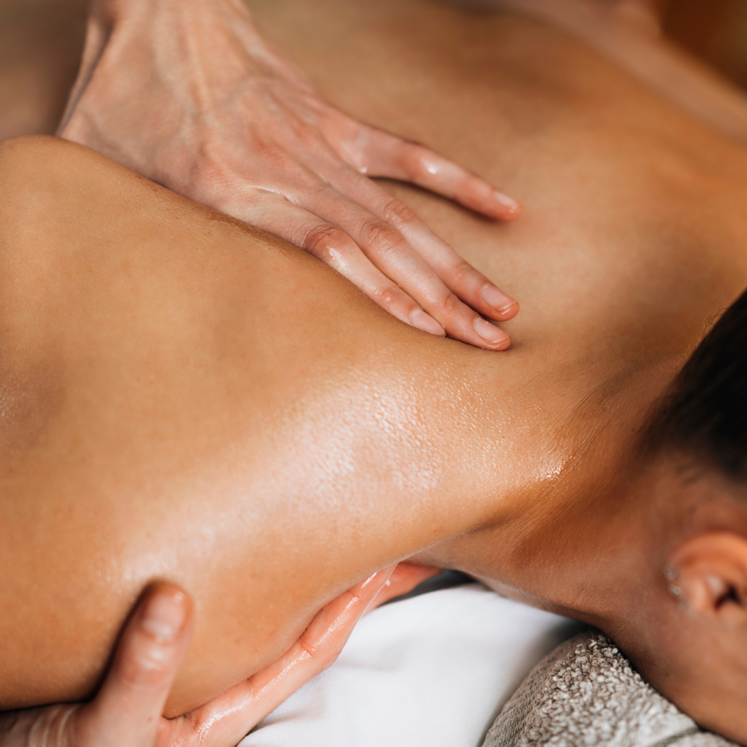 Photo d'une personne faisant un massage du ventre