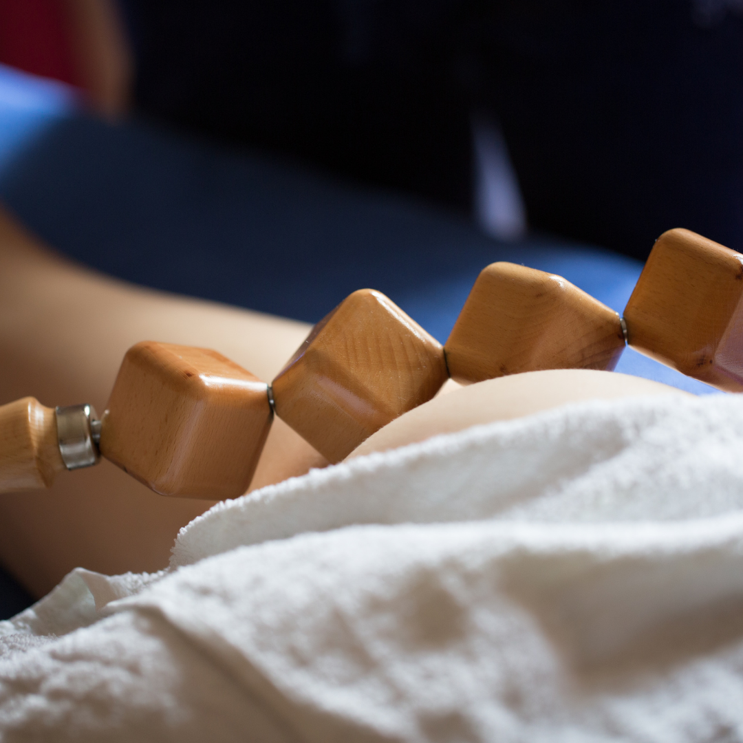 Photo d'une personne effectuant un massage de cuisses et des mollets