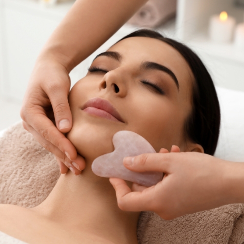 Photo d'une personne effectuant un massage de cuisses et des mollets